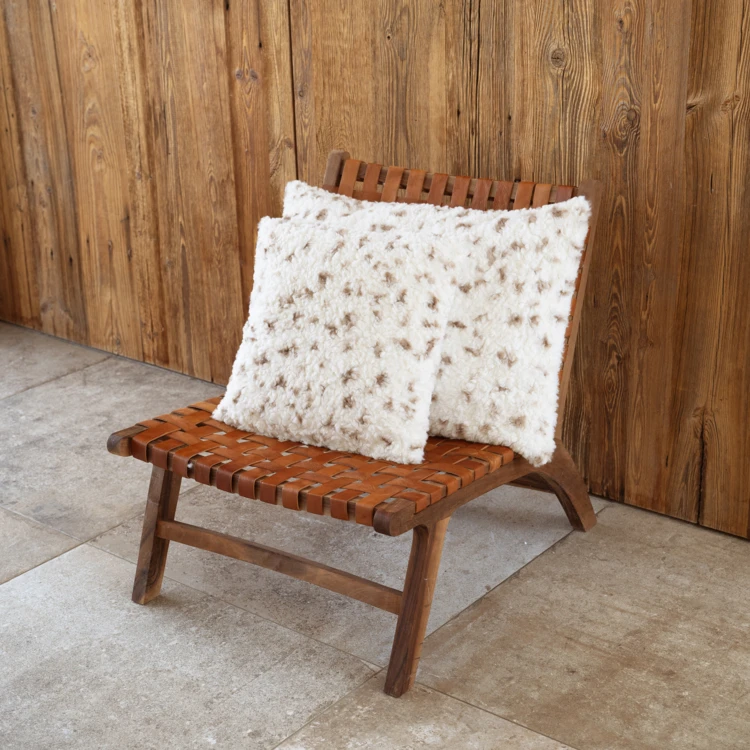 Coussin décoratif moucheté à texture bouclée et dos velours