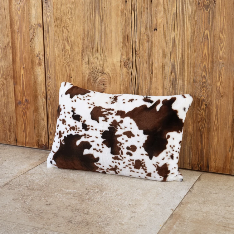 Coussin garni à motif peau de vache et dos en velours