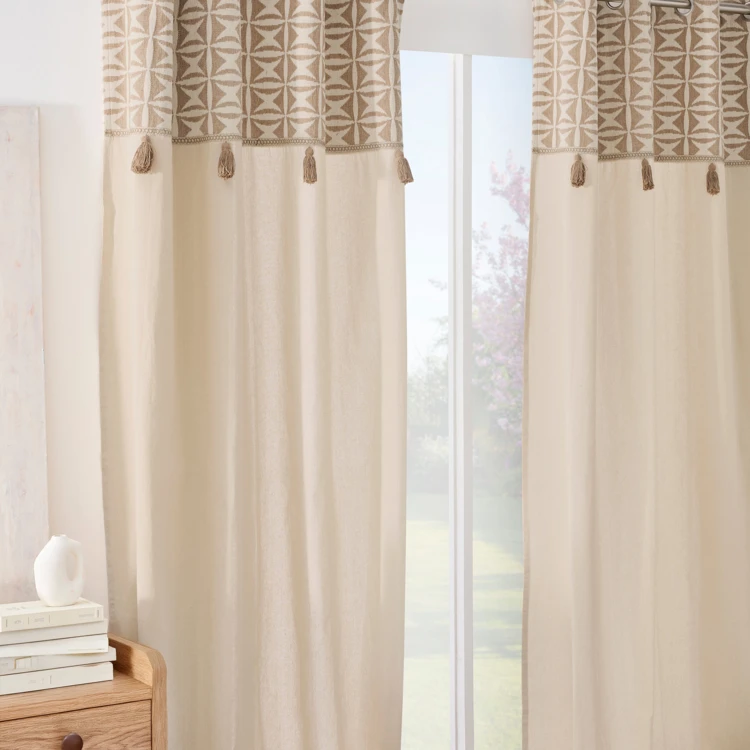 Rideau tamisant à œillets en polycoton avec jacquard et pompons