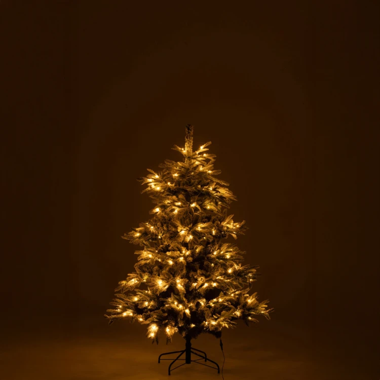 Sapin de Noël artificiel enneigé