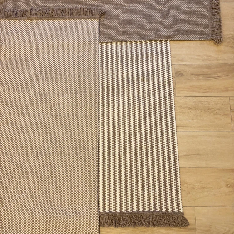 Tappeto in lana e cotone con motivo grafico a righe