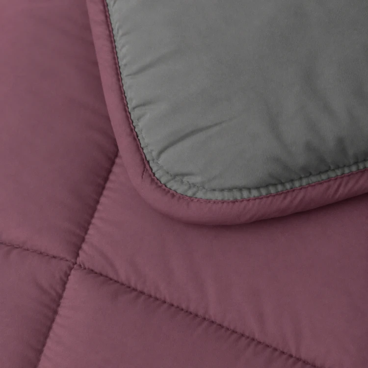 Couette légère réversible bicolore en microfibre 200 gr/m²
