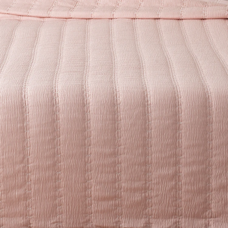 Jeté de lit matelassé à l'aspect naturellement froissé