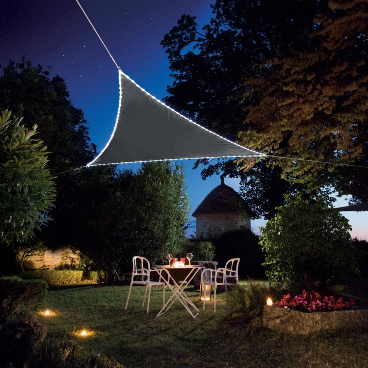 Voile d’ombrage triangulaire avec leds solaires