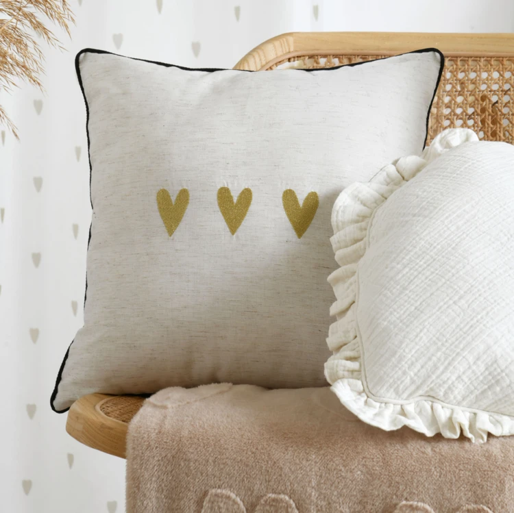 Coussin carré en polylin à motif cœur