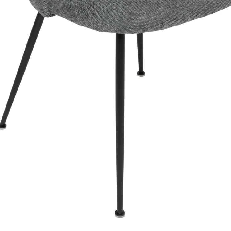 Silla de tela con respaldo calado y patas de metal