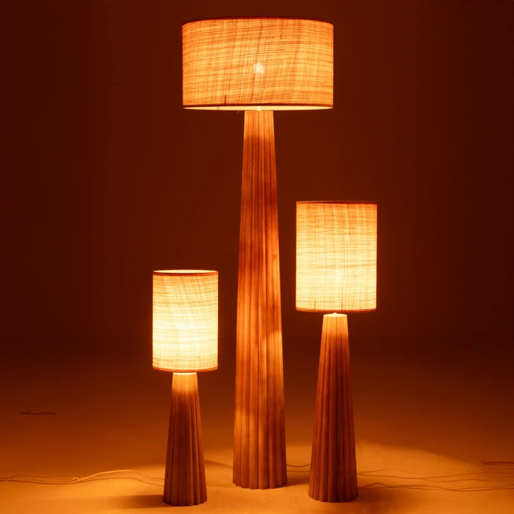 Lampadaire en bois avec abat-jour tissu