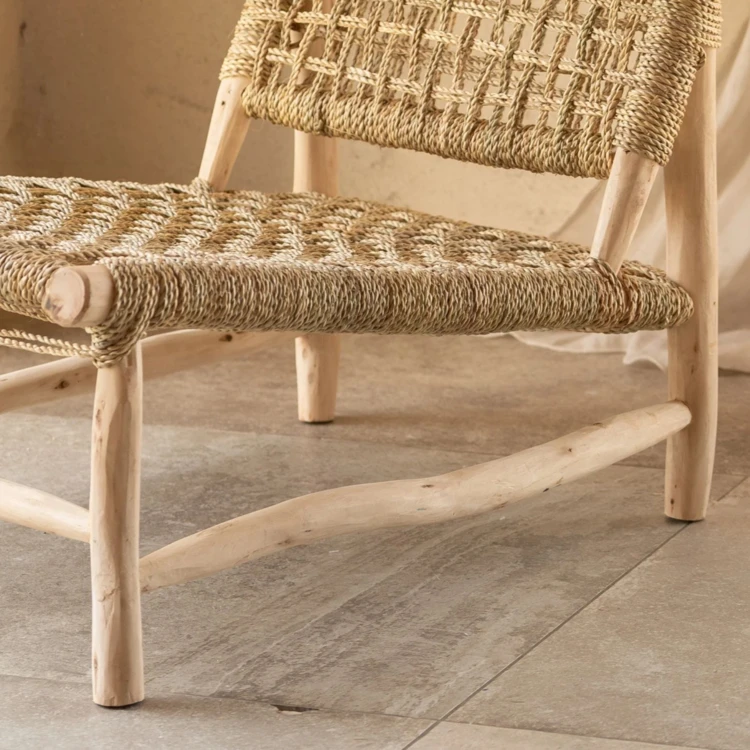 Sillón bohemio de madera con trenzado calado