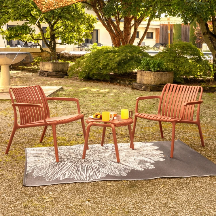 Table basse et repose-pieds de jardin