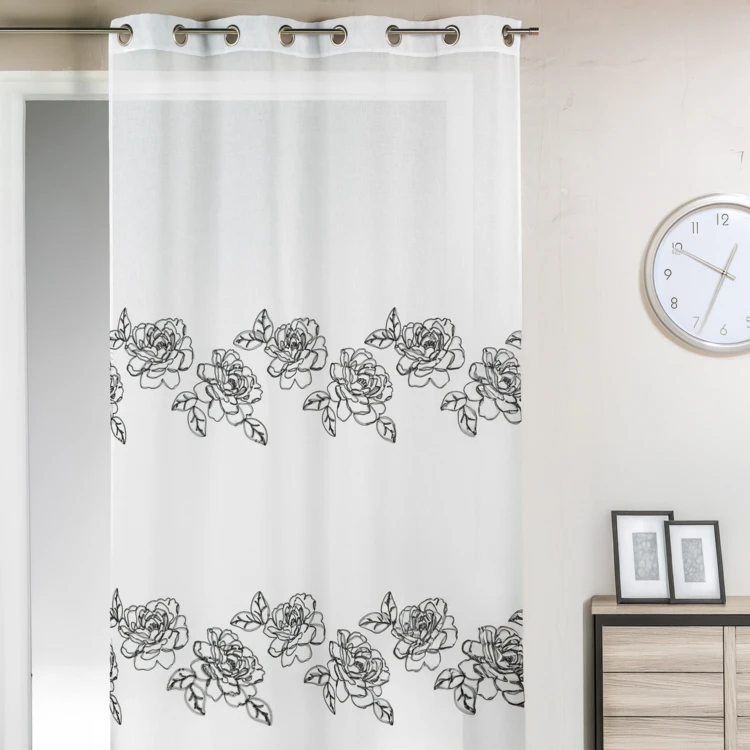 Visillo en estameña bordada estampado flor