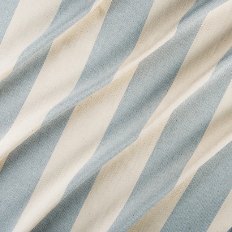 Rideau à rayures verticales en armure satin avec œillets