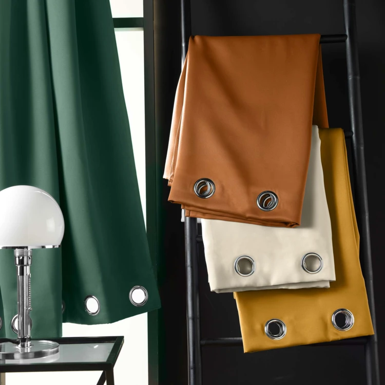 Rideau occultant uni à oeillets