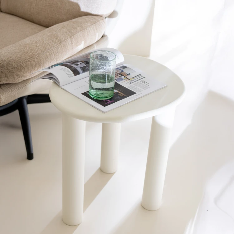 Mesa de centro de madera con diseño contemporáneo y líneas depuradas