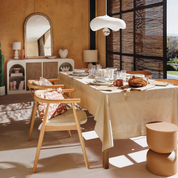 Silla de madera maciza con asiento trenzado