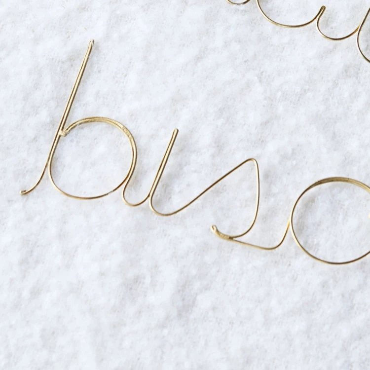 Mot fil de laiton doré "BISOU"