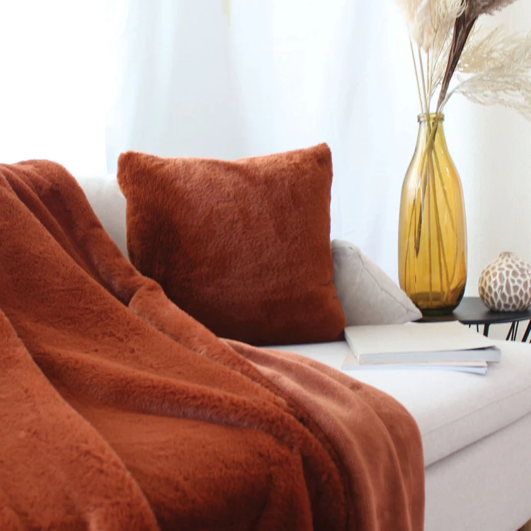 Coussin décoratif effet fourrure toucher ultra doux