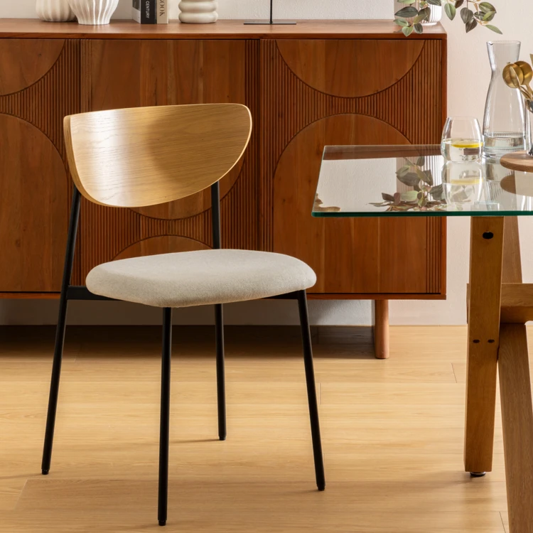 Silla con respaldo de madera y patas de metal