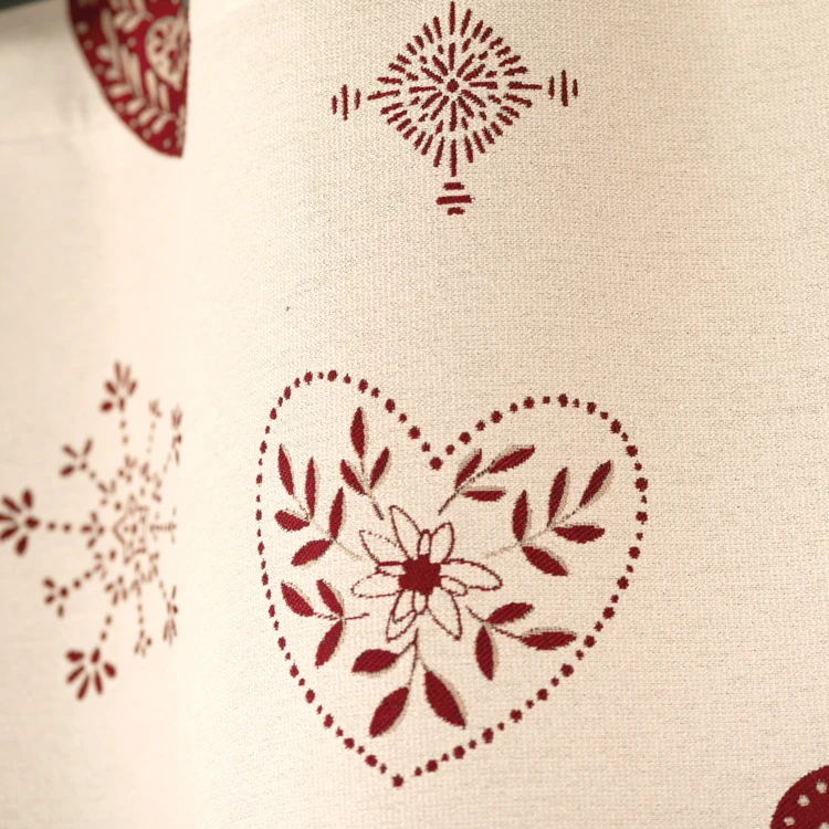 Rideau jacquard d’ameublement avec motifs chalets et cœurs