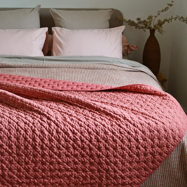 Edredon ou jeté de lit matelassé microfibre