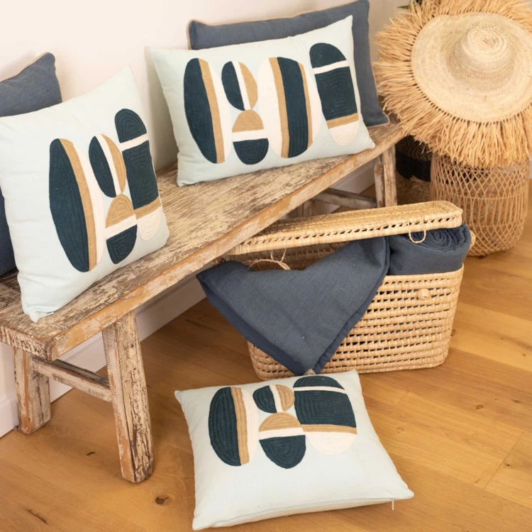 Coussin brodé motif galets de plage
