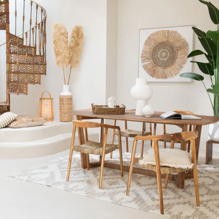 Silla de madera de teca y asiento de mimbre trenzado