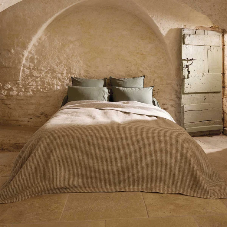 Dessus de lit tissé en coton recyclé motif nid d’abeille