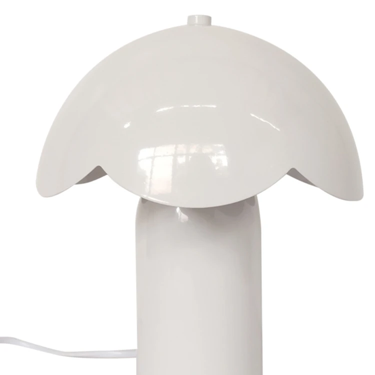 Lampe à poser décorative en métal avec abat-jour arrondi