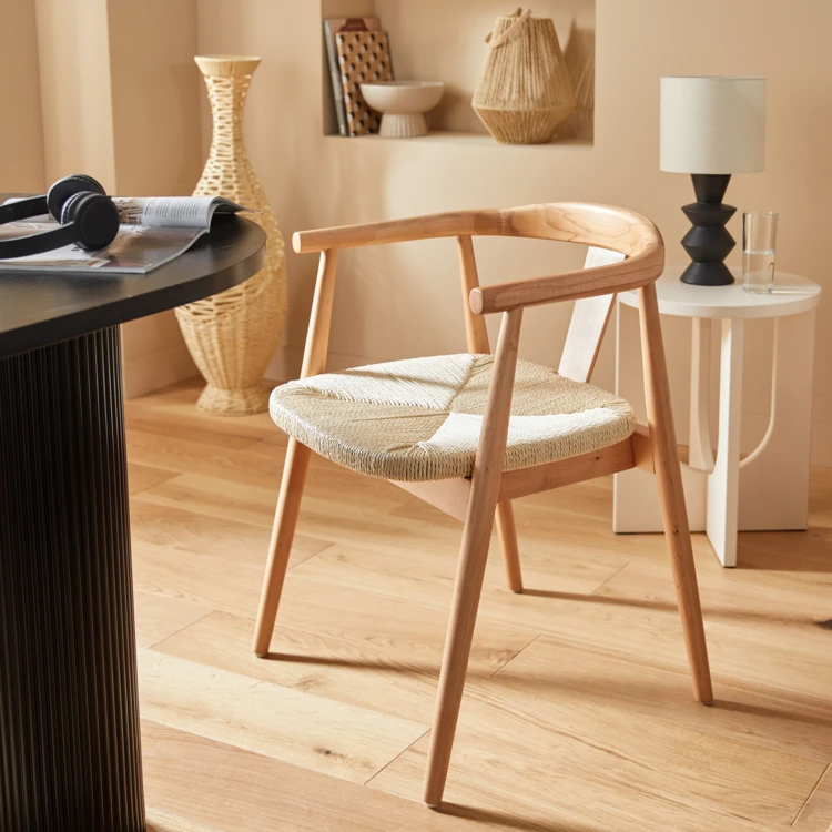 Silla de madera maciza con asiento trenzado