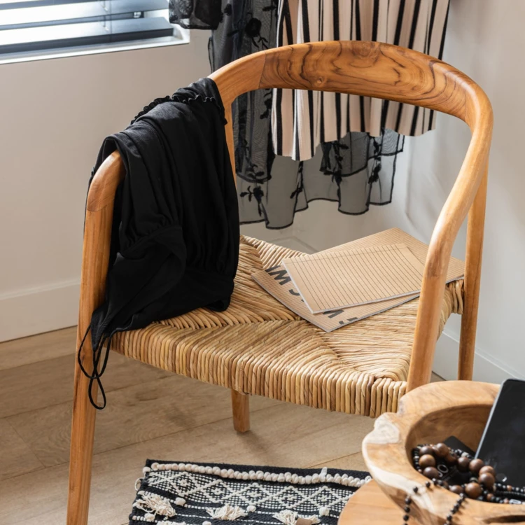 Silla de madera de teca y asiento de mimbre trenzado