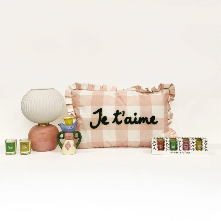 Almofada retangular "Je t'aime" em xadrez