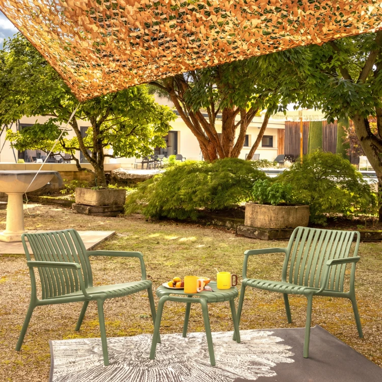 Table basse et repose-pieds de jardin