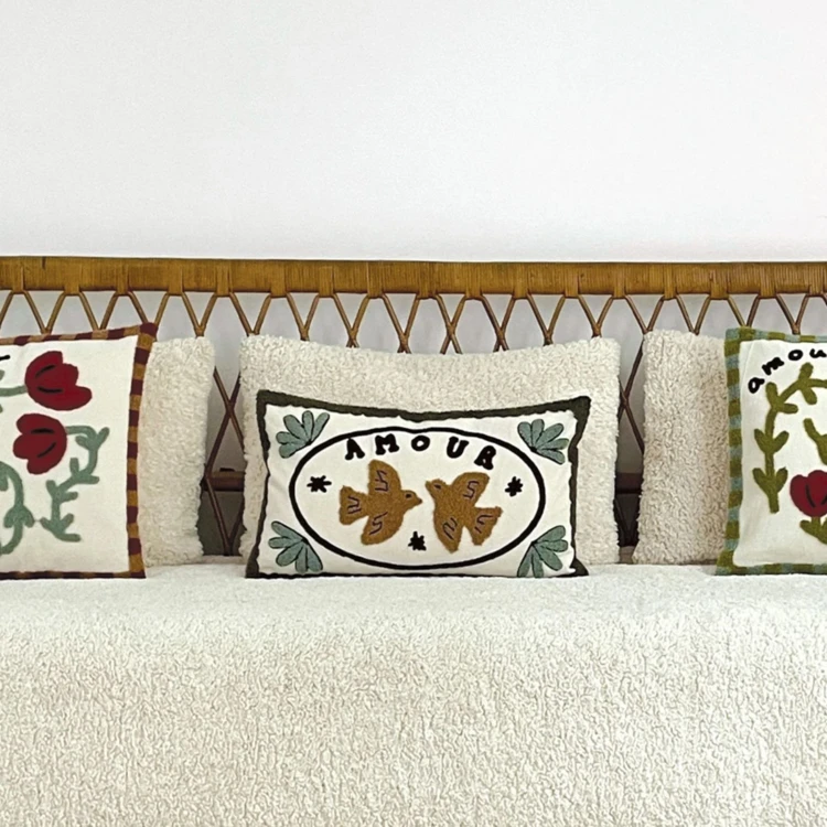 Coussin brodé avec motif oiseaux et "amour"