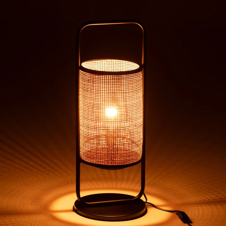 Lampe sur pied en métal et rotin