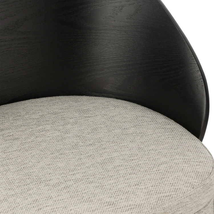 Silla de diseño en madera y metal