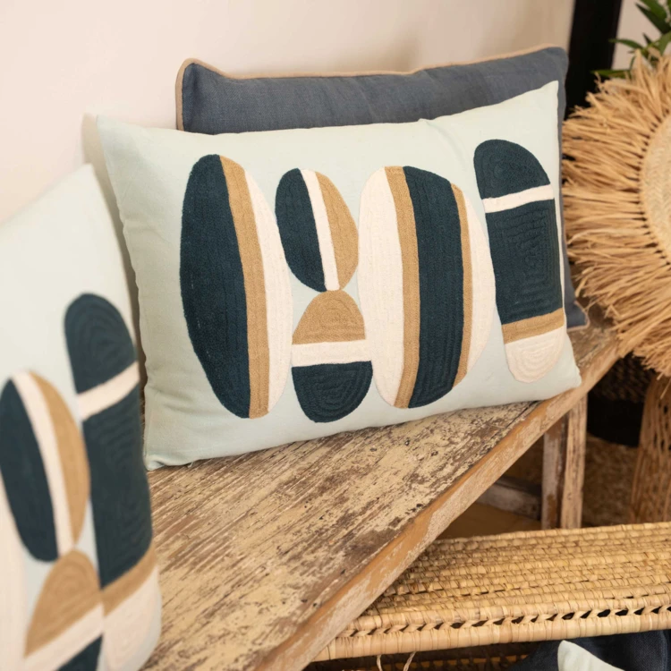 Coussin brodé motif galets de plage