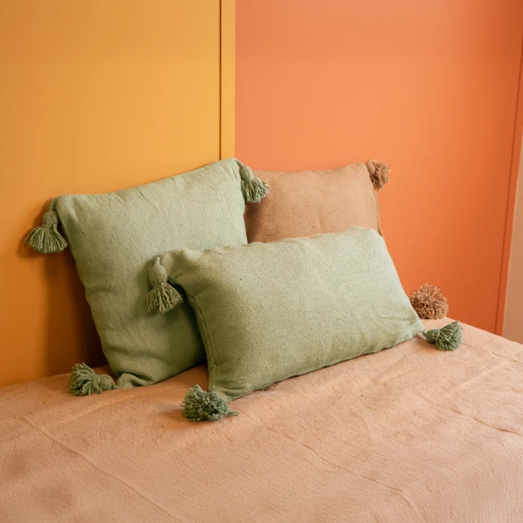 Housse de coussin en laine à pompons