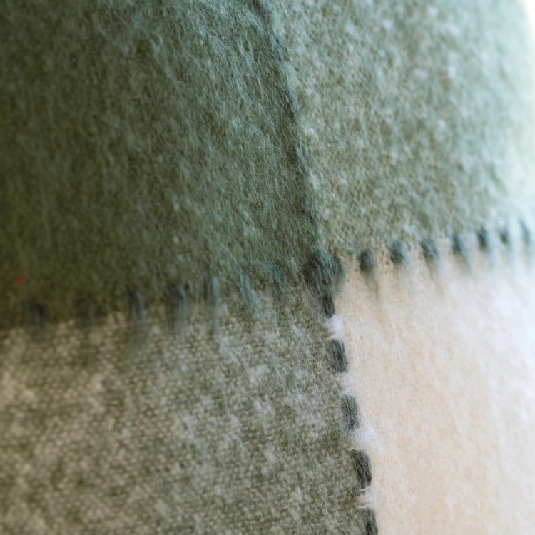 Housse de coussin à carreaux aspect mohair