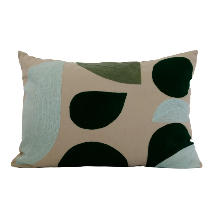 Coussin brodé motif abstrait
