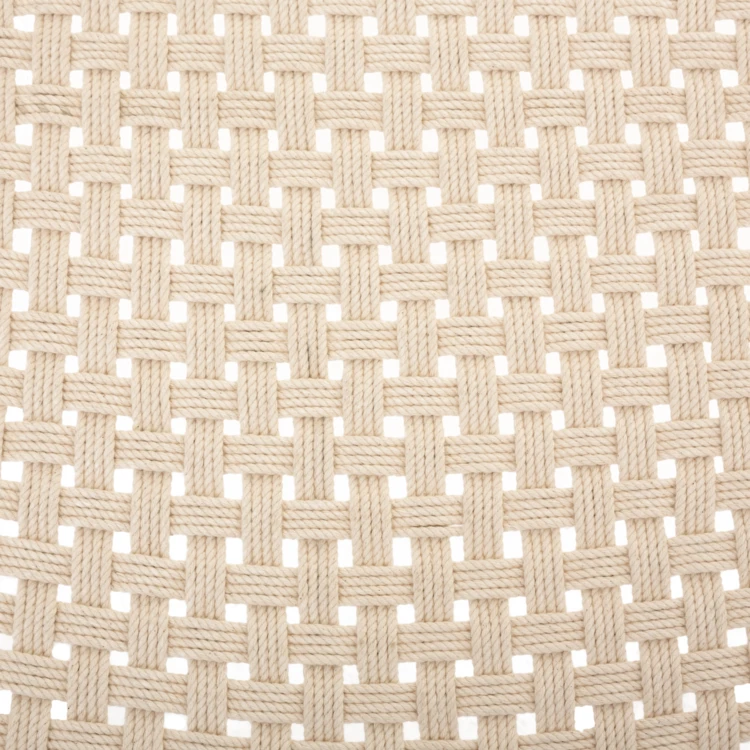 Fauteuil en macramé avec pieds en bois