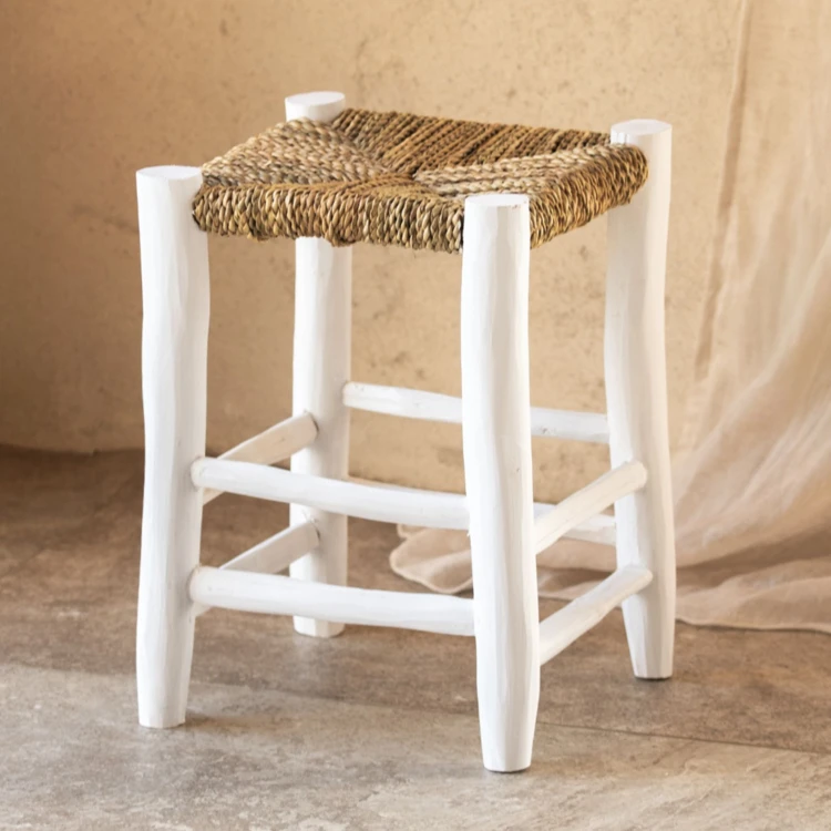Sgabello in legno bianco e fibre di palma