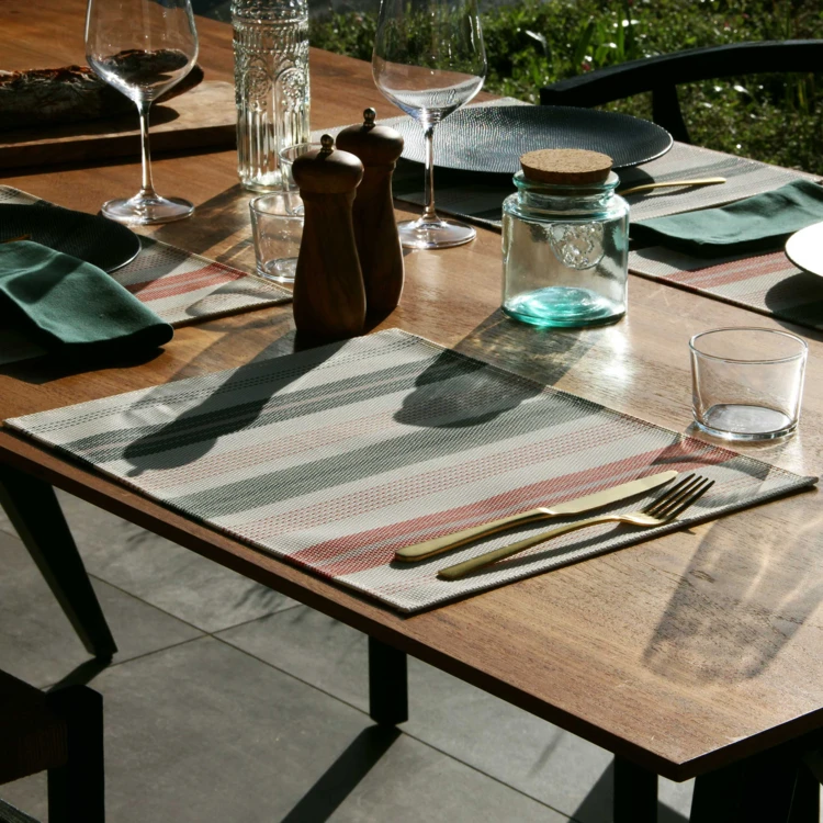 Gestreiftes Platzset aus Polyester mit Kunststoffeffekt
