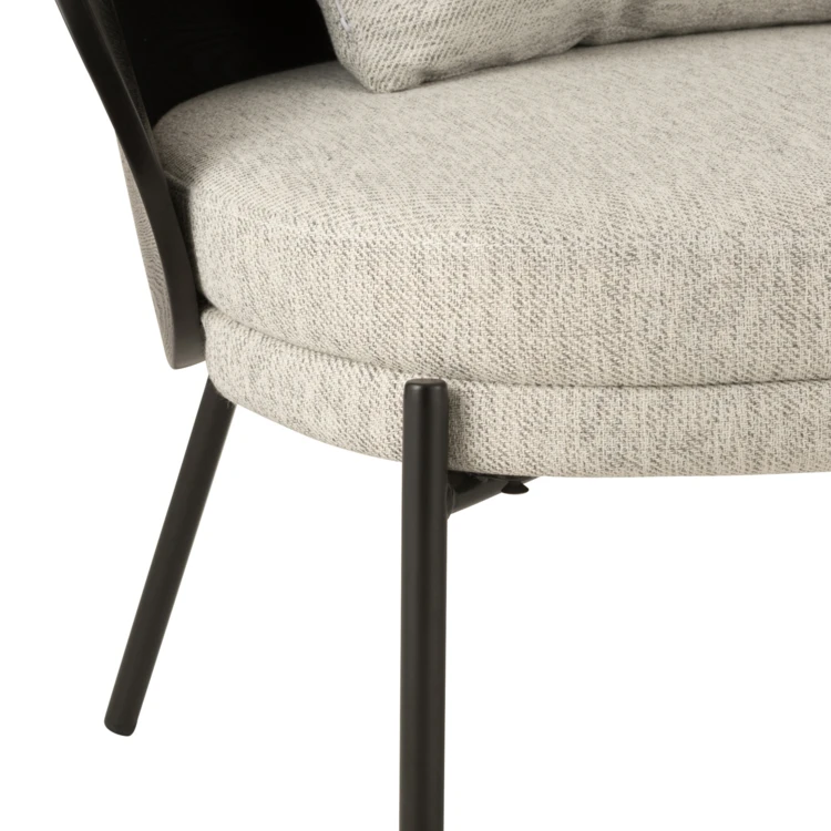 Silla de diseño en madera y metal
