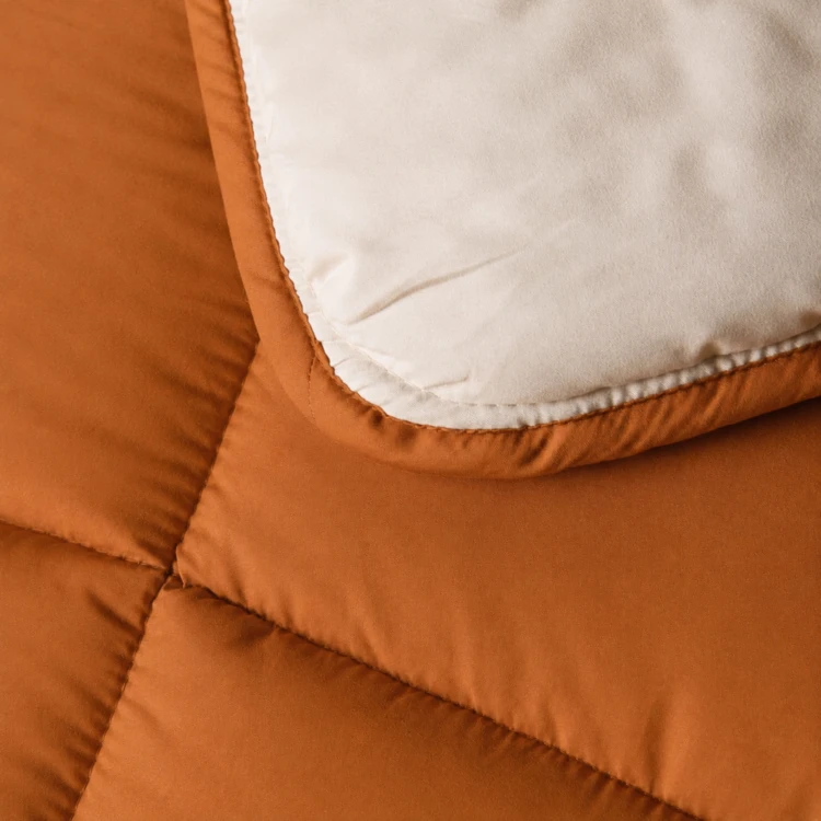 Couette légère réversible bicolore en microfibre 200 gr/m²