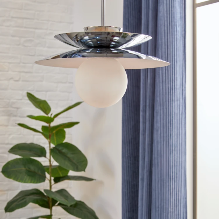 Hängelampe aus Metall in Chromoptik mit Glaskugel