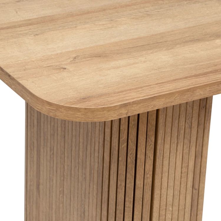 Eettafel met houtlook en gecanneleerde poten