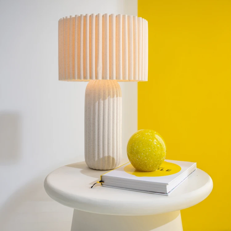 Getöpferte Tischlampe mit plissiertem Schirm
