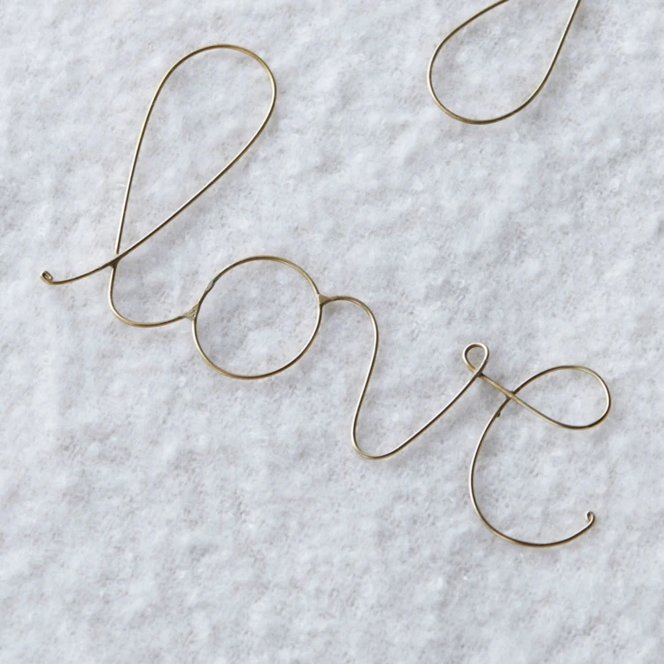 Palabra en hilo de latón dorado "LOVE"