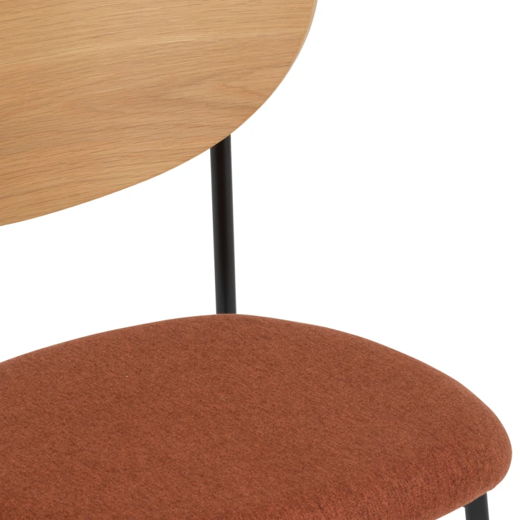 Silla con respaldo de madera y patas de metal