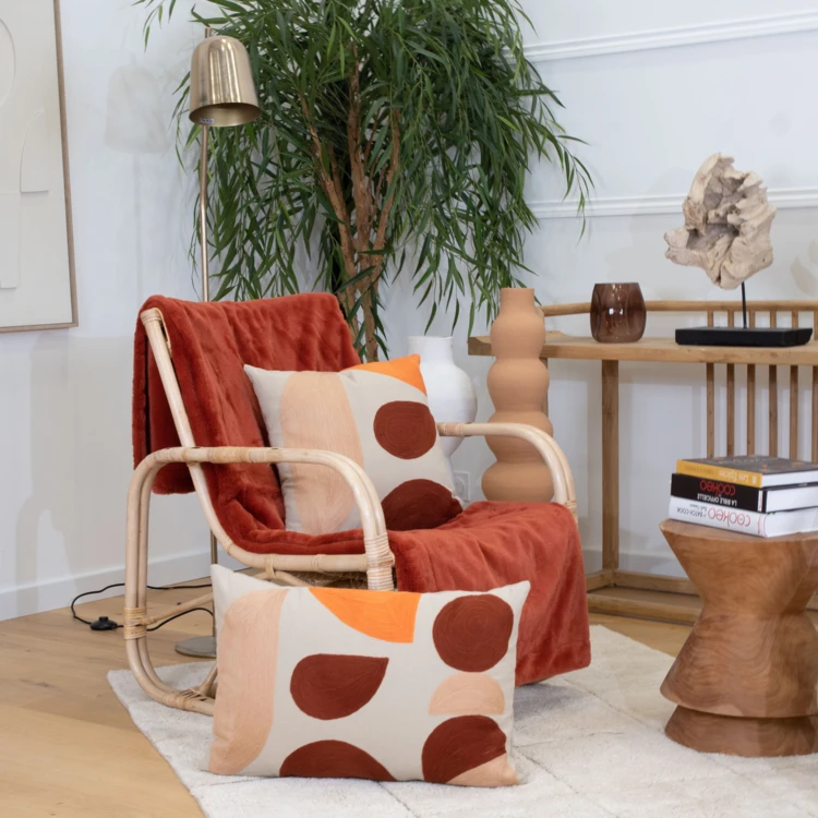 Coussin brodé motif abstrait