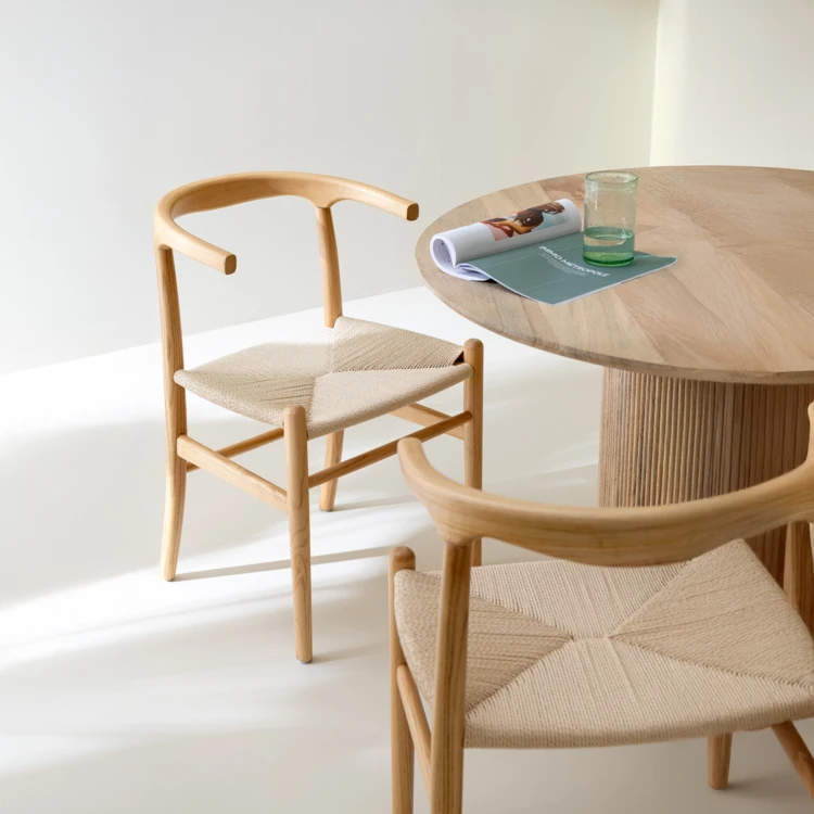 Silla de madera con asiento de cuerda